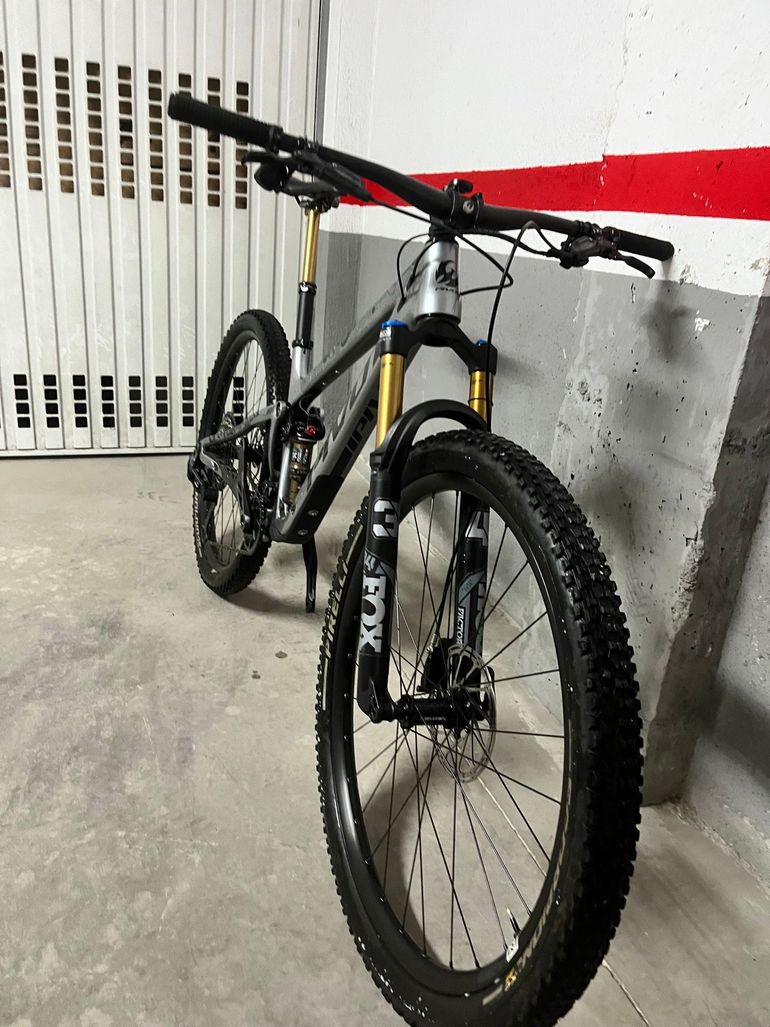 Used Pivot Trail 429 2024 Mountainbike, Light Gray, 29 — image 6 of 10