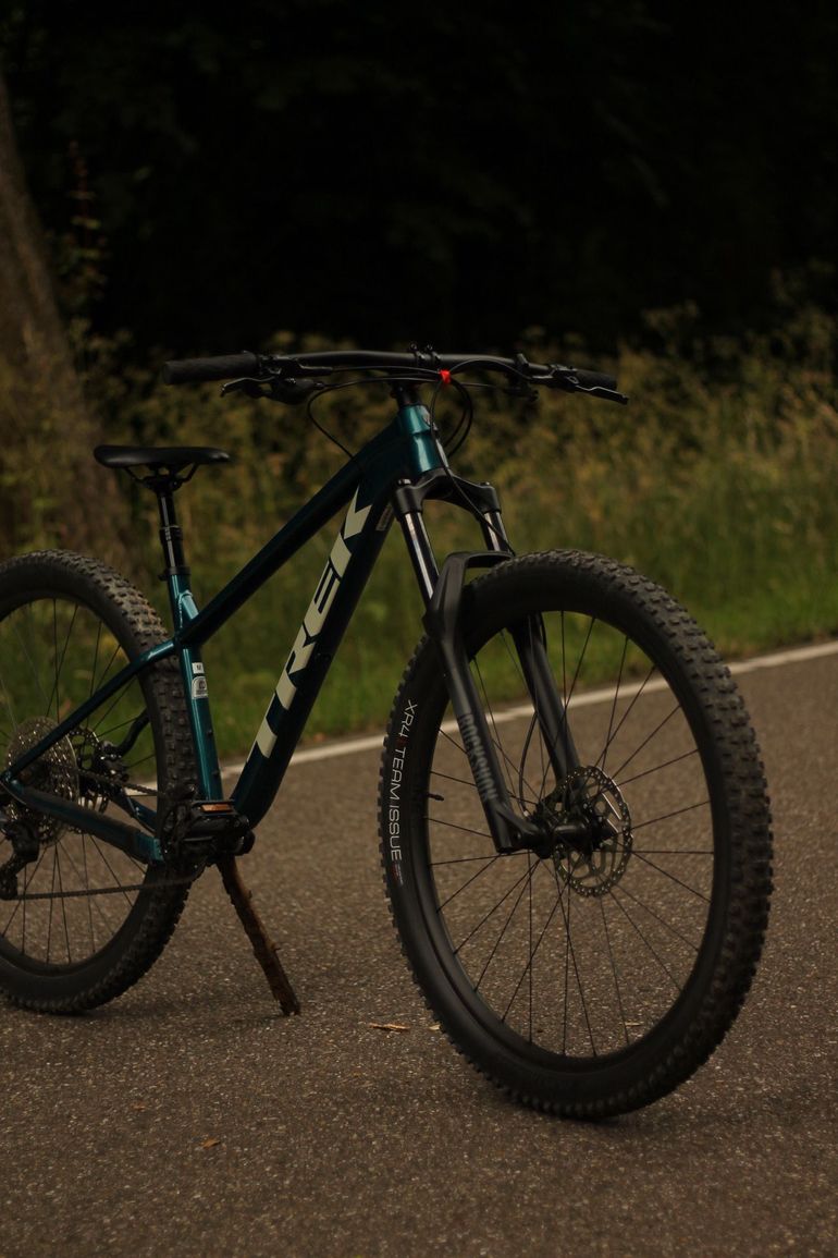 Used Trek Roscoe 7 2023 2023 Mountainbike, Blue, 27.5, 29 — image 2 of 5
