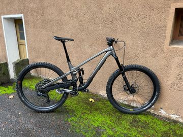 Used Trek Slash 8 Gen 6 2025 Mountainbike, Light Gray, 29 — image 1 of 11