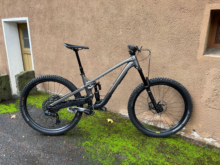Used Trek Slash 8 Gen 6 2025 Mountainbike, Light Gray, 29 — image 1 of 11