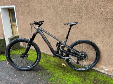 Used Trek Slash 8 Gen 6 2025 Mountainbike, Light Gray, 29 — image 2 of 11