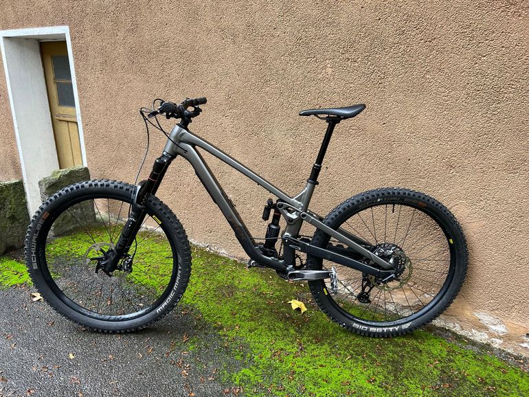 Used Trek Slash 8 Gen 6 2025 Mountainbike, Light Gray, 29 — image 2 of 11