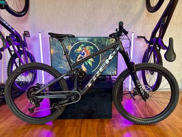 Used Trek Remedy 8 2022 Mountainbike, Black — image 1 of 17