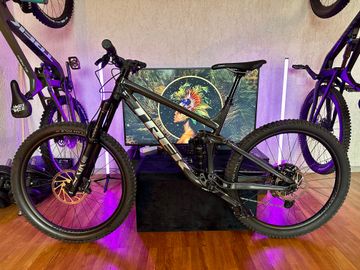 Used Trek Remedy 8 2022 Mountainbike, Black — image 3 of 17