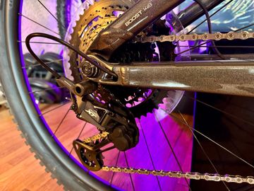 Used Trek Remedy 8 2022 Mountainbike, Black — image 7 of 17