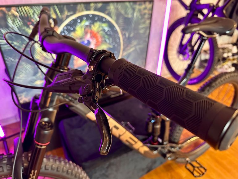 Used Trek Remedy 8 2022 Mountainbike, Black — image 9 of 17