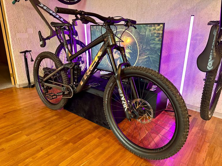 Used Trek Remedy 8 2022 Mountainbike, Black — image 2 of 17