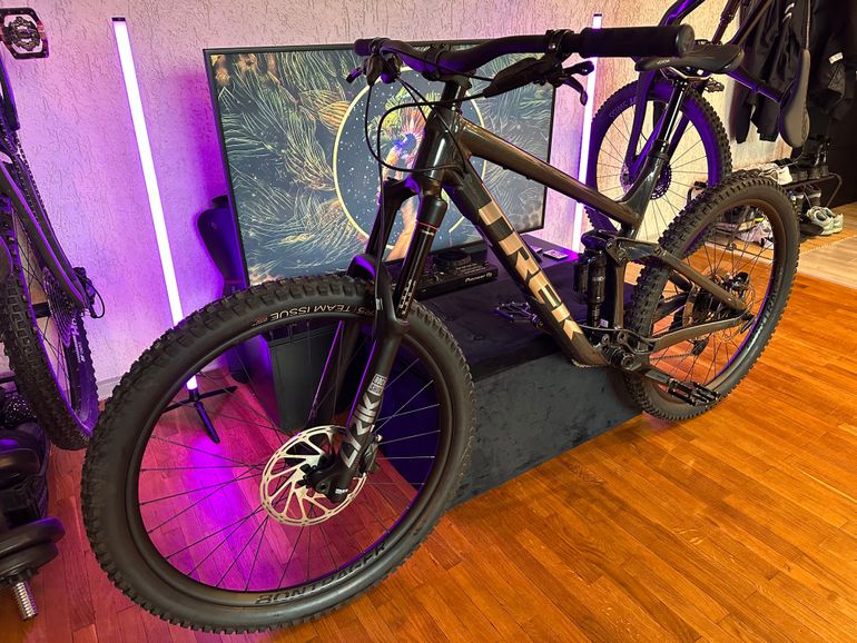 Used Trek Remedy 8 2022 Mountainbike, Black — image 4 of 17