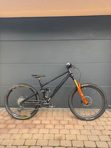 Used RAAW Madonna V2 2020 Mountainbike, Black — image 1 of 12