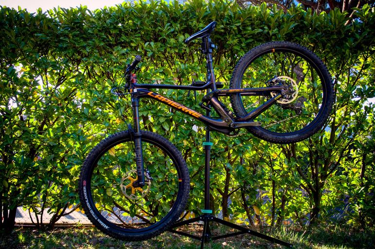 Used Lapierre Spicy CF 6.9 2022 2022 Mountainbike, Purple, 29 — image 2 of 6