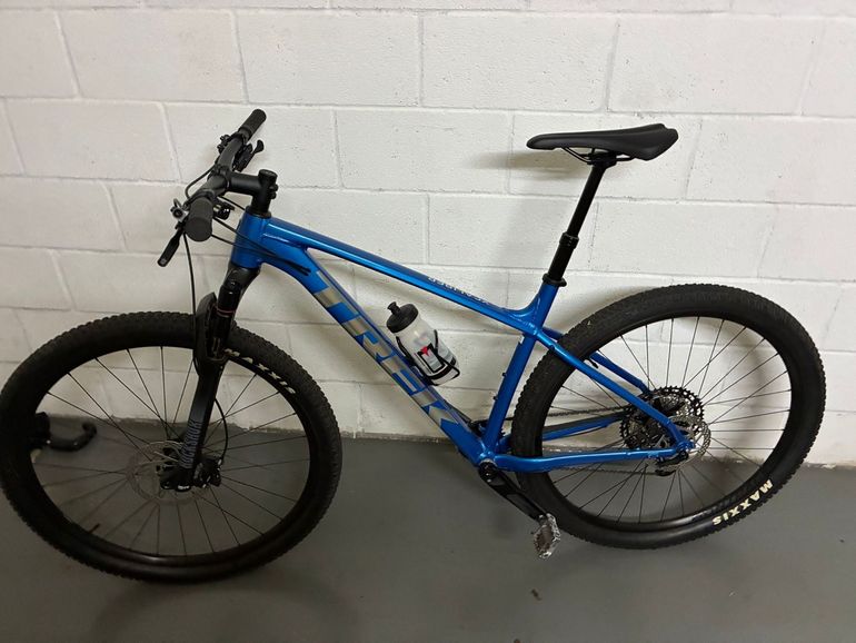 Used Trek X-Caliber 8 2022 2022 Mountainbike, Blue, 27.5, 29 — image 2 of 10