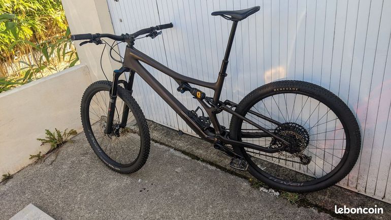 Used Specialized Stumpjumper Expert 2022 Mountainbike, Black — image 1 of 5