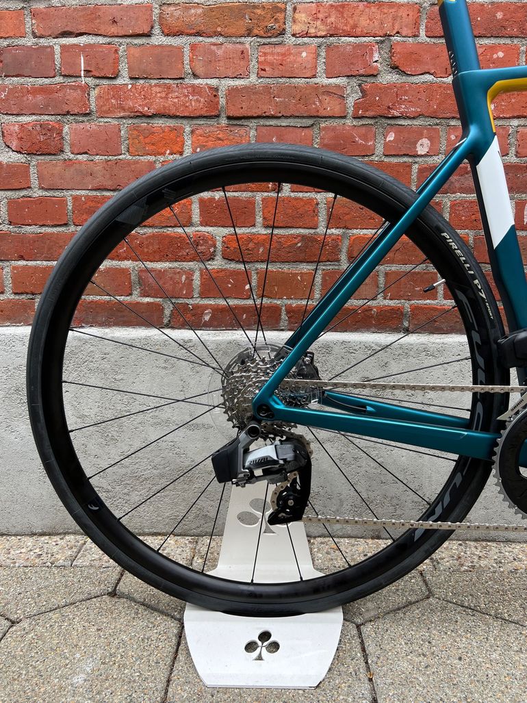 Used Colnago NEW! Colnago V3 Carbon SRAM Rival AXS 12x2/Size 52s (54/55) OSP: 4999,- 2024 Road & Gravel — image 2 of 15
