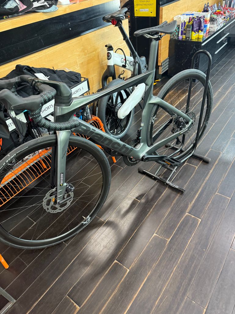 Used Bianchi Oltre Shimano Ultegra Di2 2025 Road & Gravel, Light Gray — image 2 of 5
