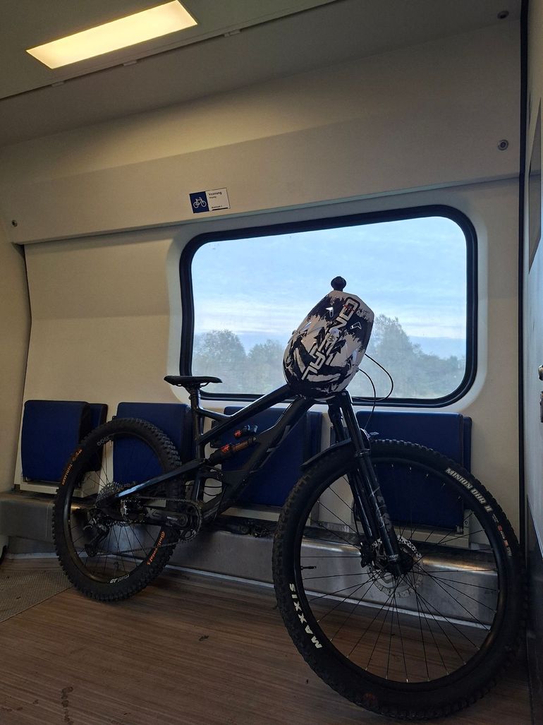 Used YT Industries !FRAMESET! YT Capra Cf 27 2018 2018 Mountainbike, Black, 27.5 (650B) — image 1 of 3