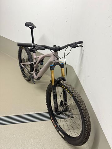 Used Specialized Stumpjumper EVO Pro 2024 2024 Mountainbike, Light Gray, 29, 27.5 — image 7 of 11