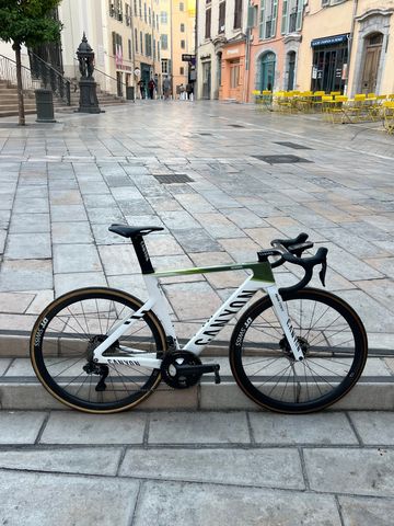 Tweedehands Canyon Aeroad CFR Disc Di2 2022 2022 Road & Gravel — afbeelding 1 van 6
