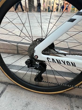 Used Canyon Aeroad CFR Disc Di2 2022 2022 Road & Gravel, White — image 4 of 6