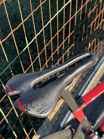 Used Focus IZALCO MAX DISC 9.6 2021 2021 Road & Gravel, Red — image 5 of 10