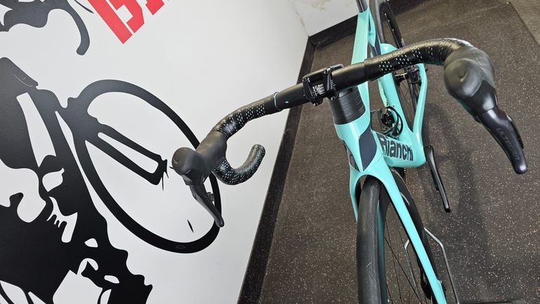 Used Bianchi Oltre Comp Ultegra Di2 2023 2023 Road & Gravel, Blue — image 3 of 33