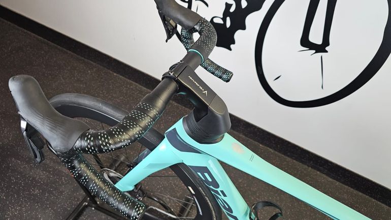 Used Bianchi Oltre Comp Ultegra Di2 2023 2023 Road & Gravel, Blue — image 12 of 33