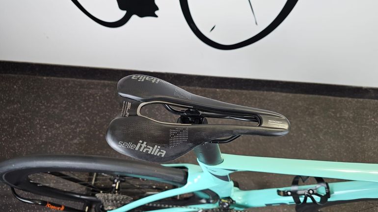 Used Bianchi Oltre Comp Ultegra Di2 2023 2023 Road & Gravel, Blue — image 17 of 33