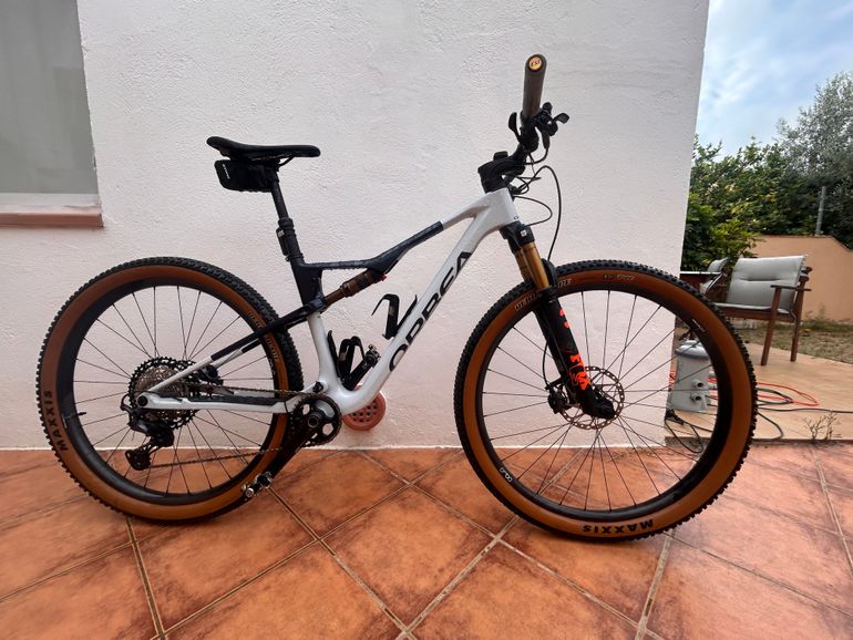 Used Orbea OIZ M10 2024 2024 Mountainbike, White, 29 — image 1 of 3