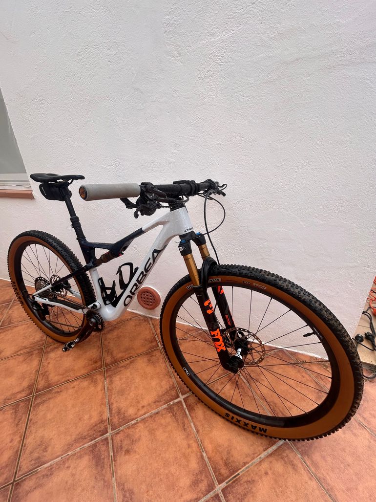 Used Orbea OIZ M10 2024 2024 Mountainbike, White, 29 — image 2 of 3