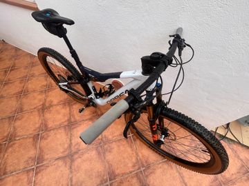 Used Orbea OIZ M10 2024 2024 Mountainbike, White, 29 — image 3 of 3