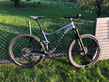 Used Giant Stance Shimano Deore 2024 Mountainbike, Light Gray — image 1 of 9