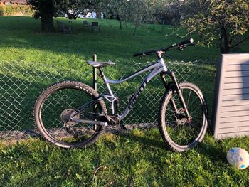 Used Giant Stance Shimano Deore 2024 Mountainbike, Light Gray — image 2 of 9