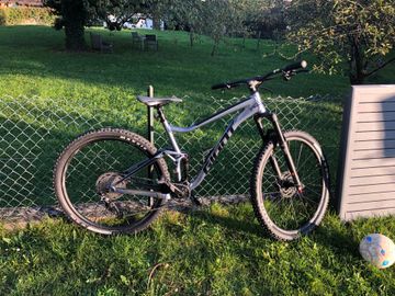 Used Giant Stance Shimano Deore 2024 Mountainbike, Light Gray — image 2 of 9