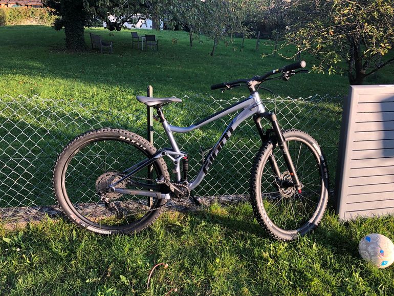 Used Giant Stance Shimano Deore 2024 Mountainbike, Light Gray — image 2 of 9