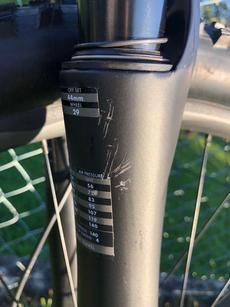 Used Giant Stance Shimano Deore 2024 Mountainbike, Light Gray — image 8 of 9