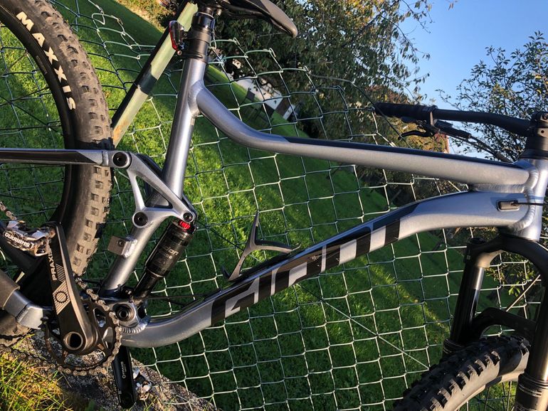 Used Giant Stance Shimano Deore 2024 Mountainbike, Light Gray — image 6 of 9