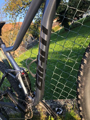 Used Giant Stance Shimano Deore 2024 Mountainbike, Light Gray — image 9 of 9