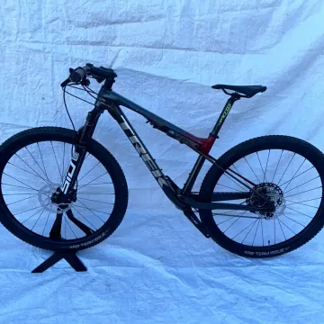 Used Trek Supercaliber Shimano Deore XT 2023 Mountainbike, Black — image 2 of 22