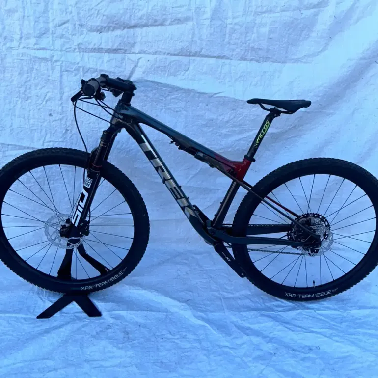 Used Trek Supercaliber Shimano Deore XT 2023 Mountainbike, Black — image 2 of 22
