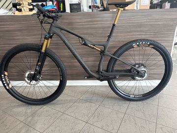 Used Lapierre XRM 10.9 2024 2024 Mountainbike, Black, 29 — image 1 of 3