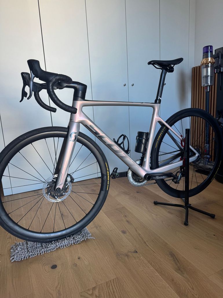Used Scott Addict RC 10 2022 2022 Road & Gravel, Light Gray — image 3 of 5