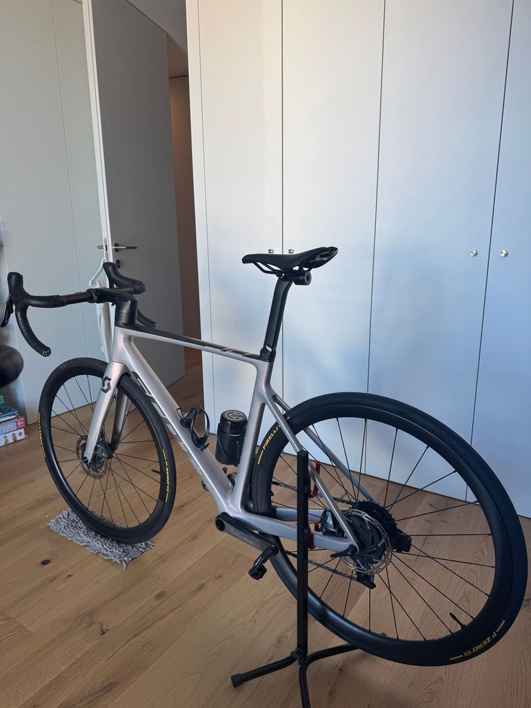 Used Scott Addict RC 10 2022 2022 Road & Gravel, Light Gray — image 1 of 5