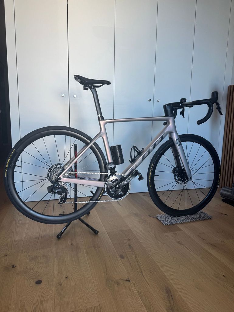 Used Scott Addict RC 10 2022 2022 Road & Gravel, Light Gray — image 2 of 5