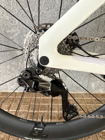 Used Canyon Aeroad CFR Disc Di2 2023 2023 Road & Gravel, White — image 9 of 11