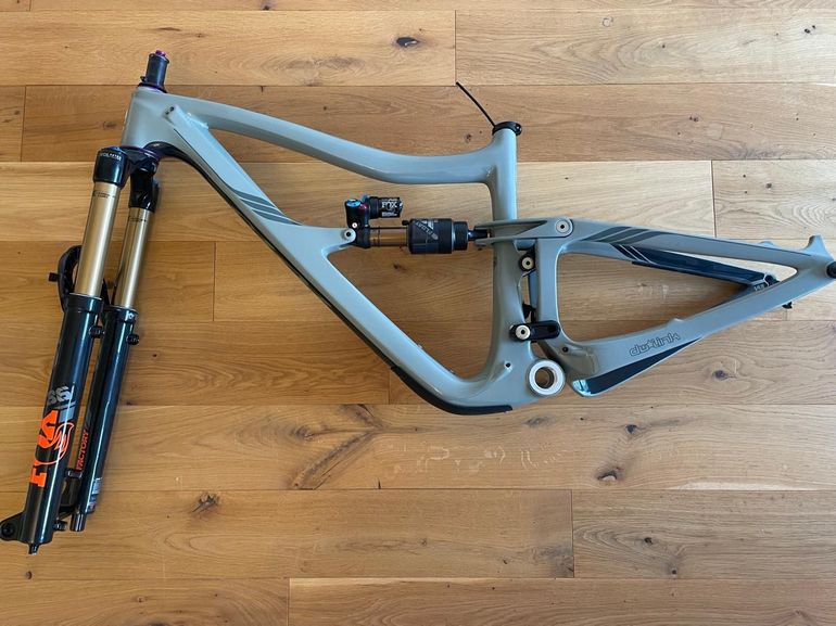 Used Ibis Ripmo V2 2022 Mountainbike, Light Gray — image 9 of 10