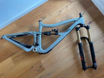 Used Ibis Ripmo V2 2022 Mountainbike, Light Gray — image 6 of 10