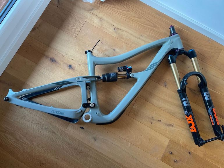 Used Ibis Ripmo V2 2022 Mountainbike, Light Gray — image 5 of 10