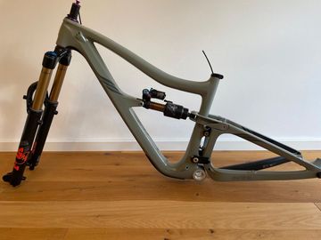 Used Ibis Ripmo V2 2022 Mountainbike, Light Gray — image 2 of 10