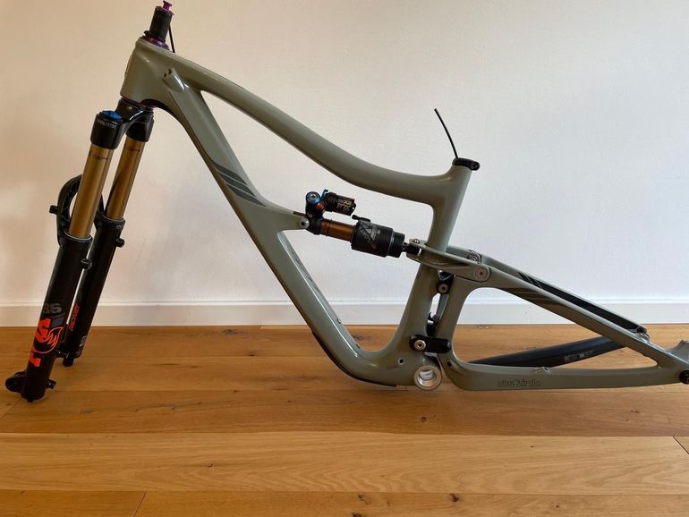 Used Ibis Ripmo V2 2022 Mountainbike, Light Gray — image 2 of 10