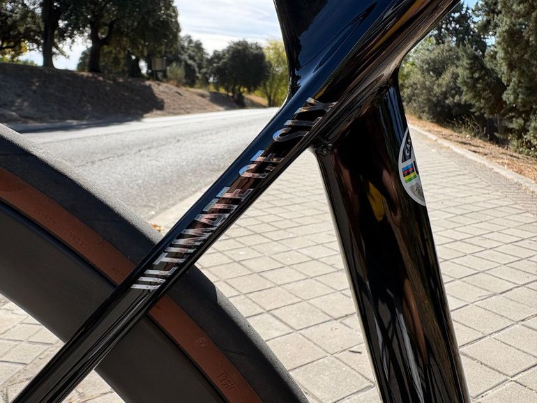 Used Canyon Ultimate CF SLX 8 Di2 2023 2023 Road & Gravel, Black — image 7 of 9