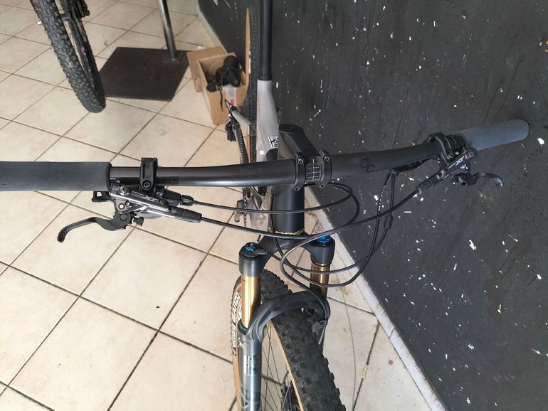Used Orbea OIZ M-PRO 2023 2023 Mountainbike, Light Gray, 29 — image 3 of 3